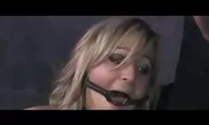 ブロンドの嫉妬は男を服を脱がせる エロ 動画 女性 の ため