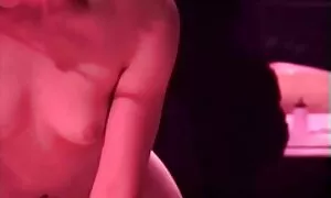 彼はお尻に女の子を入れて、一番下の行に兼を犯した アダルト 動画 女性 の ため の