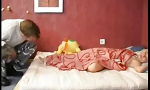 黒い肌の売春婦は、美味しくて素早くコックに乗るフェラチオを与える エロ 女の子 無料
