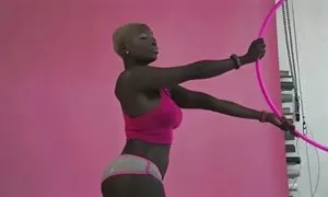 黒檀の魅力的な女の子大きなコック 女性 の ため の アダルト 動画