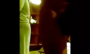 バスルームでスキニーラティーナ運指帽子と彼女の顔に勇敢である兼を取る 女性 の ため の 無料 エッチ 動画