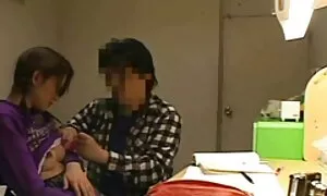 穴に眼鏡をかけたファック痴女の後、フェラから口の中で兼ねる av ビデオ 女性