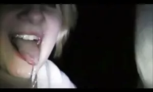 裸の女の子は友人とメッセージを送信し、帽子を撫でています エッチ な 動画 無料 女性 向け