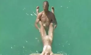 赤いブラと黒ストッキングポーズヌードと豪華な美しさ 女性 向け アダルト 動画 おすすめ