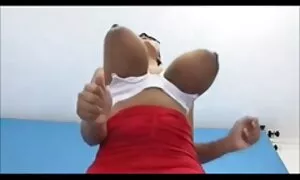 男は鶏の自慰行為のために燃え、彼にゲイのフェラチオを与えた エロ 動画 女性 むけ