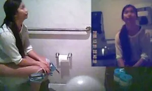 バスルームで癌を持つ牛を曲げ、男はオルガスムに彼女の濡れた猫を撫でた セックス 動画 女の子 向け