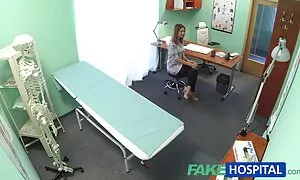 女の子berjinsを参照してください小さな胸の裸のロッカールーム ムータン アダルト