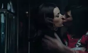 メガネを持つ女の子は穴に指を挿入します えろ 女 動画