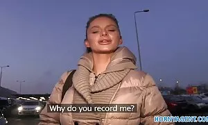 ウクライナは、カメラの前で脱衣し、裸の胸を示しています 女性 の ため の エッチ な 無料 動画