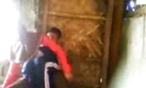 裸の赤ん坊は、バイブレータで彼女の足とassholeを広げる 動画 女性 向け エロ