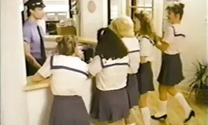 彼女は通りに彼女の美しさを脱いで、彼女の家を取る セックス 動画 女性 向け