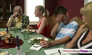 Straponを舐めている脚の豪華なブルネット 女性 向け 無 修正 動画
